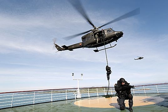 Beredskapstroppen fra Politiet fast roper seg ned på dekket til et fartøy fra Bell 412 SP helikopter fra 720 skvadronen under øvelse Gemini 2010
