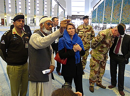Statsråden og hennes følge besøkte Faisal Mosque i Islamabad mandag. - Foto: Forsvarsdepartementet.