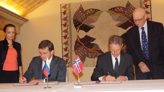Avtalen ble undertegnet i Oslo av den norske og russiske delegasjonslederne Arne Røksund og Ilja Vasiljevitsj Sjestakov.