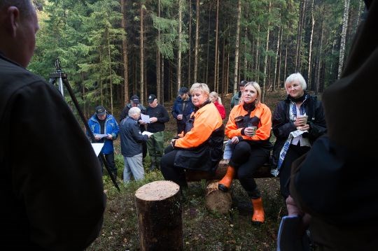 Orientering i skogen:  Ole og Carl Randin Klokkerengen fra firma Krogsrud Sag AS orienterte statsministeren og landbruks- og matministeren