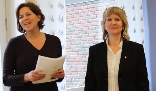Arbeidsminister Hanne Bjurstrøm mottok utredningen fra utvalgets leder Ida Munkeby.