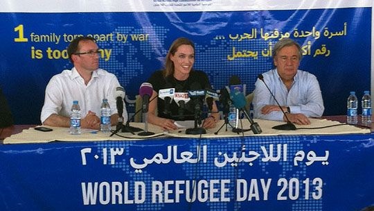 Utenriksminister Eide,  Angelina Jolie og FNs høykommissær for flyktninger, Guterres i Jordan. Foto: Frode O. Andersen, UD