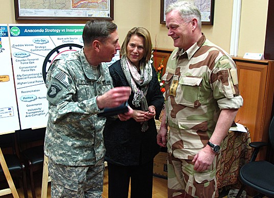 Petraeus skrøt av den norske innsatsen da han møtte forsvarsministeren og forsvarssjefen i ISAFs hovedkvarter i dag. -Et hyggelig kvalitetsstempel, siert Faremo. - Foto: Forsvarsdepartementet