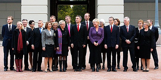 Regjeringen samlet på Slottsplassen 20. oktober 2009. Foto: Scanpix