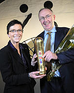 Fornyingsminister Heidi Grande Røys sammen med prisvinneren Arvid Moss som er styreleder i Posten. Foto: Birger Morken/Posten