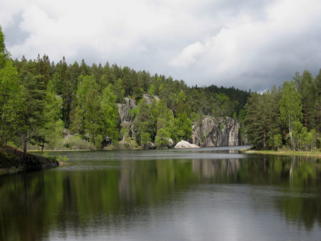 Hauktjern m/klatreområdet i Hauktjernskløftene i Østmarka. Foto: Steinar Saghaug.