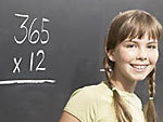 Jente foran skoletavle