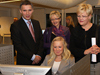 Statsministeren, kunnskapsministeren og kommunalminsteren i datasalen på Stovner videregående skole. Foto: SMK