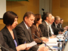 Statsministeren, arbeidsministeren og partene i arbeidslivet presenterer den nye IA-avtalen. Foto: SMK