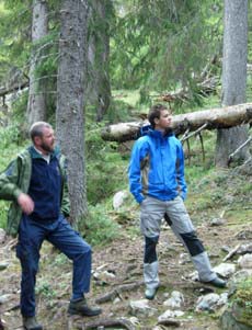 Guide Ole Vangen fra SNO (t.v.) gir Hareide en orientering om skogen i Gutulia Nasjonalpark. Foto: MD