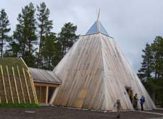 Femundsmarka nasjonalparksenter har fått en spennende utforming som passer godt inn i tettstedet Elgå. Foto: MD