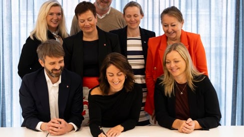 Regjeringsmedlemmene sammen med partene i arbeidslivet signerte i dag en intensjonsavtale som skal sikre framtidens helsepersonell.
Bak: Hans-Erik Skjæggerud (YS)
Rad to fv: Cecilie Woll Johansen (Unio), Henriette Jevnaker (LO), Lise Lyngsnes Randeberg (Akademikerne) og Gunn Marit Helgesen (KS).
Fremste rad: Helse- og omsorgsminister Jan Christian Vestre (Ap), arbeids- og inkluderingsminister Tonje Brenna (Ap) og kommunal- og disktriksminister Kjersti Stenseng (Ap). Foto: Simen Gald / Arbeids- og inkluderingsdepartementet Regjeringsmedlemmer sammen med partene i arbeidslivet, som i dag signerte en intensjonsavtale som skal sikre framtidens helsepersonell