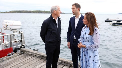Foto: NFD Jonas Gahr Støre (til venstre), Andreas Bjelland Eriksen og Marianne Sivertsen Næss i samtale på brygge