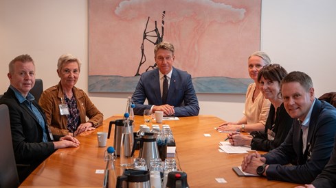 Bilde av energiminister Terje Aasland i møte med representanter fra Konkraft