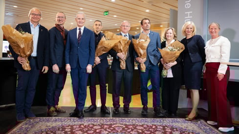Statsminister Jonas Gahr Støre og forsknings- og høyere utdanningsminister Sigrun Aasland sammen med senterlederne for de nye KI-sentrene