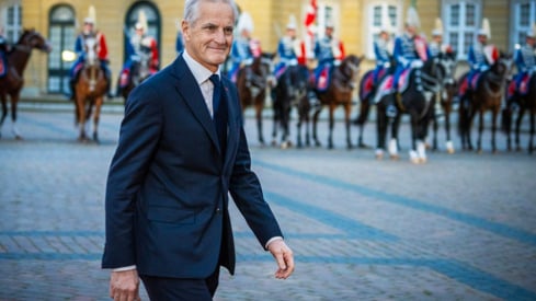 Statsminister Støre på vei inn til middag på Amalienborg slott i København. Foto: Ole Berg-Rusten / NTB Støre går over brosteinene utenfor slottet. Kledd i dress.