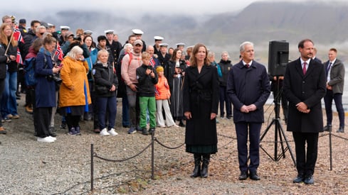 Justis- og beredskapsminister Astri Aas-Hansen, statsminister Jonas Gahr Støre og kronprins Haakon ved Bautaen på Skjæringa på Svalbard, sammen med andre frammøtte på markeringen i forbindelse med at det er 100 år siden Svalbard ble en del av kongeriket Norge. Foto: Lise Aaserud / NTB En folkemengde står til venstre for justisministeren, statsministeren og Kronprinsen.