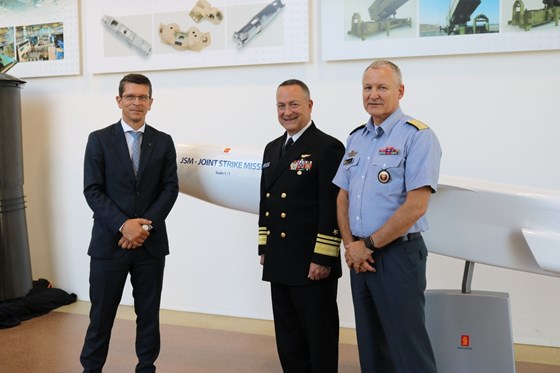 Konsernsjef Geir Håøy i Kongsberg Gruppen hadde denne uka besøk av viseadmiral Mathias Winter fra det flernasjonale F-35-programmet og programdirektør Morten Klever fra Forsvarsdepartementet. 