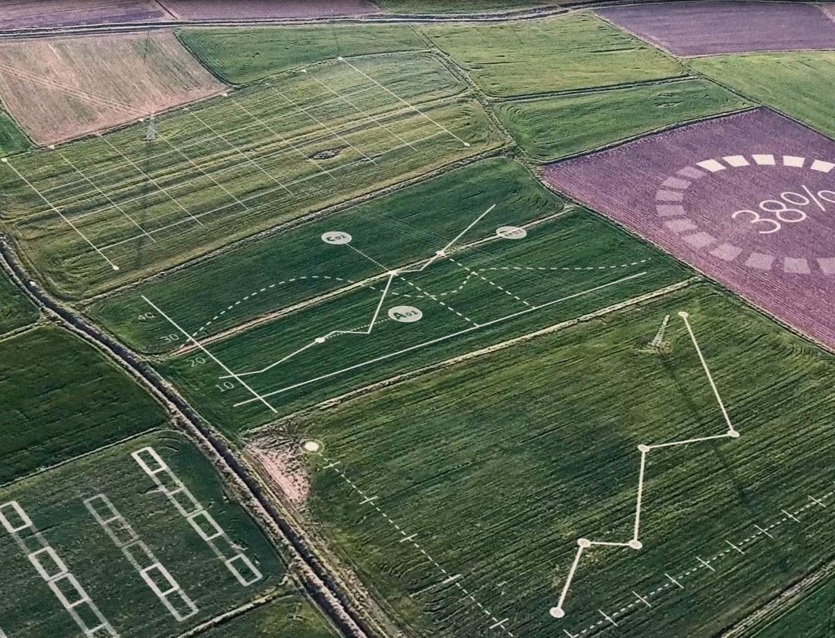 Bilde av landbruksområde med ulike tal og figurar lagt oppå for å illustrere målingar og landbruksteknologi.
