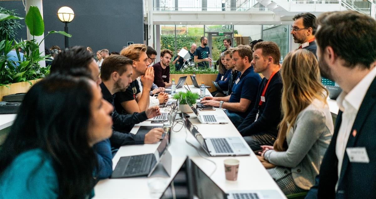 Menneske som sit og jobbar saman på berbare datamaskinar på eit møte i regi av DigitalNorway.