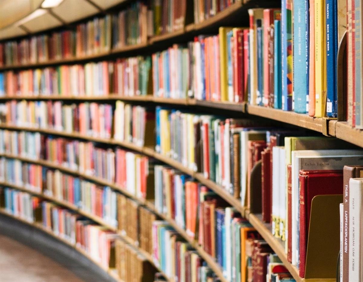 Bokylle i eit bibliotek.