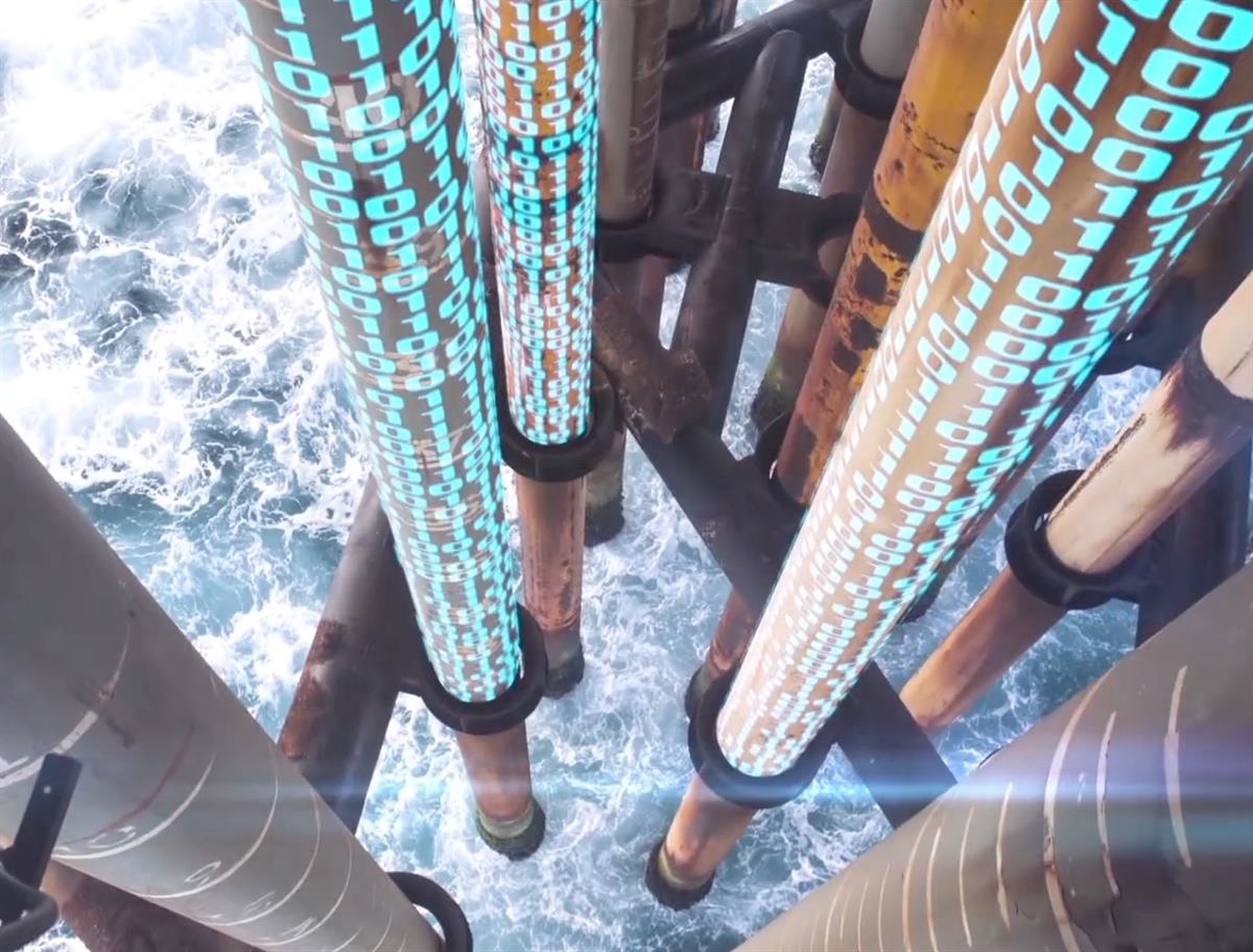 Røyr på ein offshoreinstallasjon med nullar og eittal lagt oppå for å symbolisere digitalisering.