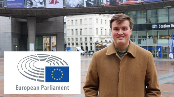 Harald Aksnes Karmhus er praktikant hos den danske politikeren Rina Ronja Kari i Europaparlamentet. Foto: EU-delegasjonen. 