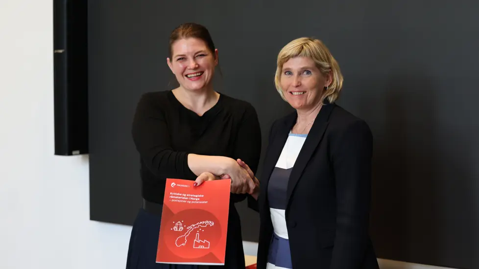 Næringsminister Cecilie Myrseth mottar rapporten fra Trude Sundset, teknologidirektør i Hydro og del av styringsgruppen i Prosess21.