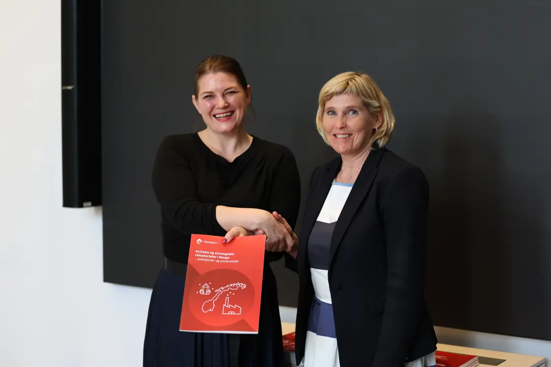 Næringsminister Cecilie Myrseth mottar rapporten fra Trude Sundset, teknologidirektør i Hydro og del av styringsgruppen i Prosess21.