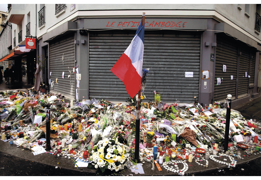 Figur 8.1 Fotoet ble tatt 17. november 2015 i Paris utenfor restauranten «Le Petit Cambodge». Dette var ett av flere steder i Paris som ble ble rammet av terroraksjoner den 13. november 2015 hvor 130 mennesker ble drept og 413 skadd. 
