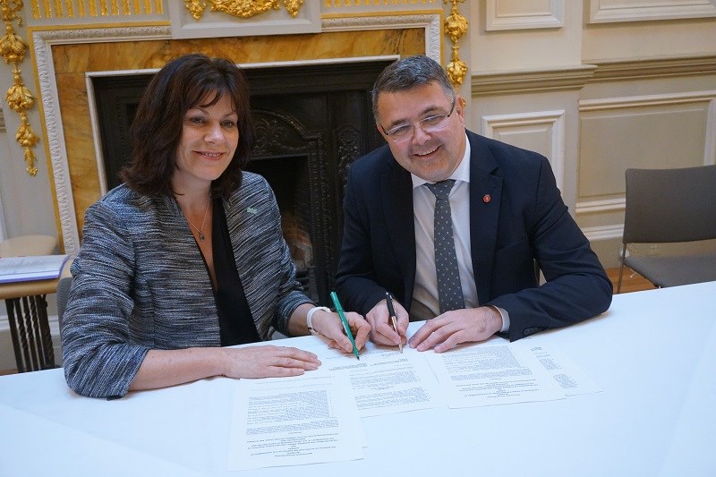 Olje- og energiminister Kjell-Børge Freiberg med sin britiske kollega Claire Perry.