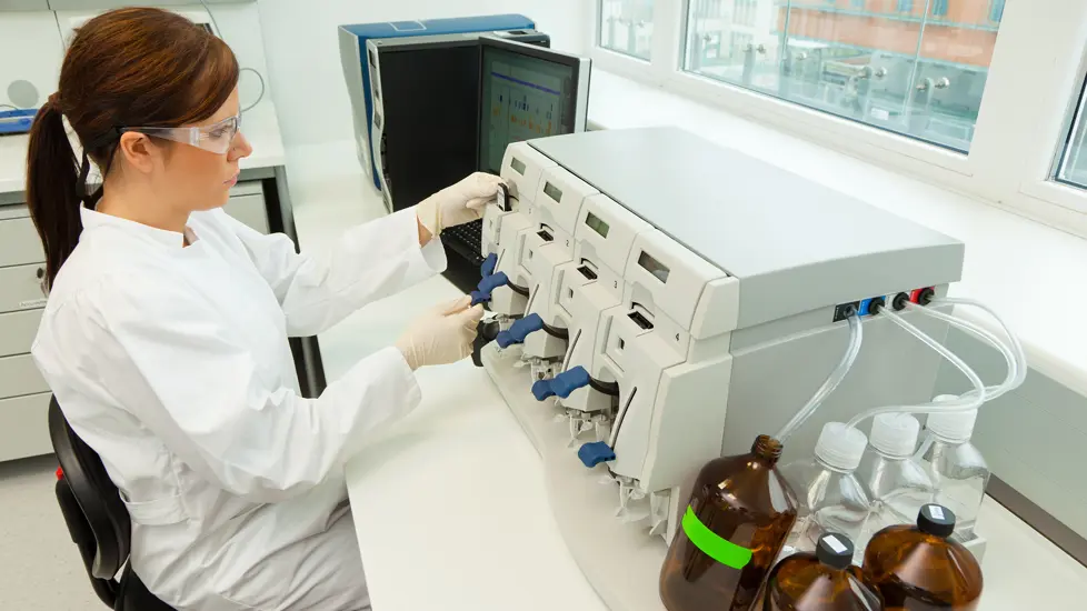 Kvinnelig helseforsker på et laboratorium