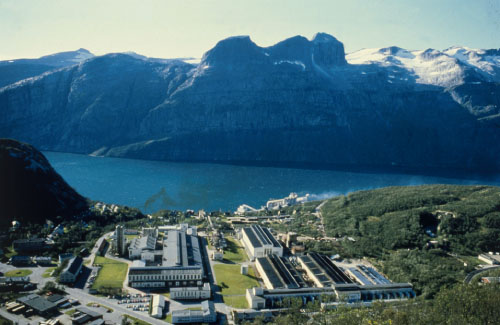 Figur 7.3 Norsk Hydros omstillinger av Glomfjord-samfunnet på 1990-tallet
 var påkrevd. I dag har industrisamfunnet flere arbeidsplasser
 enn da nedbemanningene startet. Industriparken har fått
 flere bein å stå på. Dagens solenergivirksomhet
 i Norge hadd...