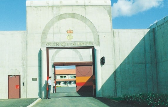 Figur 1.1 Porten inn til Skien kretsfengsel. Anstalten åpnet
 i 1993 og har plass til 76 innsatte.