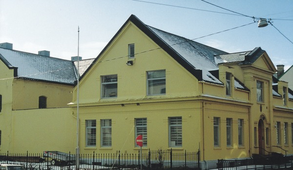 Figur 4.3 Ålesund kretsfengsel. Anstalten åpnet i 1864.
 Etter bybrannen i 1904 var fengselet en av de få bygninger
 som sto igjen. Den ble gjenoppbygget i 1906 til en komplett justis/rettsbygning
 med to rettssaler og celleavdeling. Anstalten har plass til...