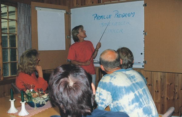 Figur 5.3 Promilleprogram ble sommeren 1996 ble iverksatt
 som en 2-årig prøveordning i fem fylker. Her 
 orienterer prosjektlederen hos friomsorgen i Rogaland