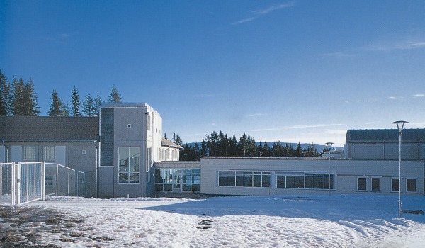 Figur 6.6 Ringerike kretsfengsel, verkstedbygg
 mot gårdsplass. Anstalten åpnet i 1997 og har plass til 160 innsatte.
 Foto: Jiri Havran for Statsbygg
