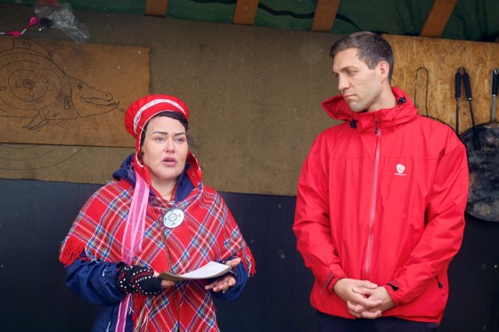 Sametingspresident Silje Karine Muotka og klima- og miljøminister Andreas Bjelland Eriksen presenterer arbeidet med bevaringsplanen i Seida.