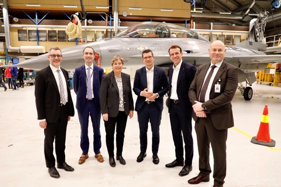 Statssekretær Tone Skogen og ekspedisjonssjef Anders Melheim sammen med ledelsen i Kongsberg, Patria og AIM på Kjeller da ansatte fikk orientering om salget. 