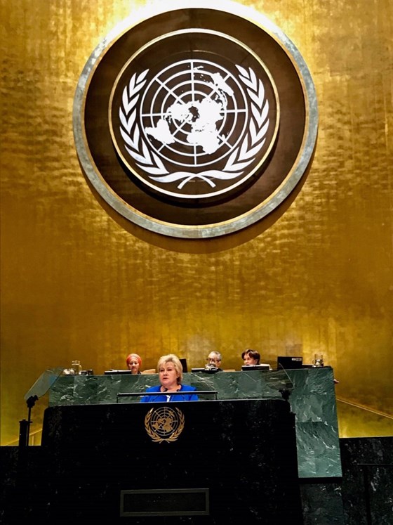 Statsminister Erna Solberg står bak talerstolen i FN-bygningen i New York.