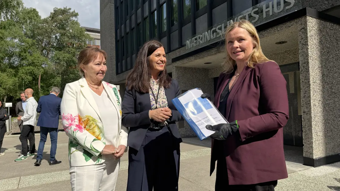 Kjersti Stenseng holder rapport fra arbeidsgruppe, sammen med to kvinner fra NHO