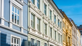 illustrasjonsbilde av boligblokker i forskjellige farger