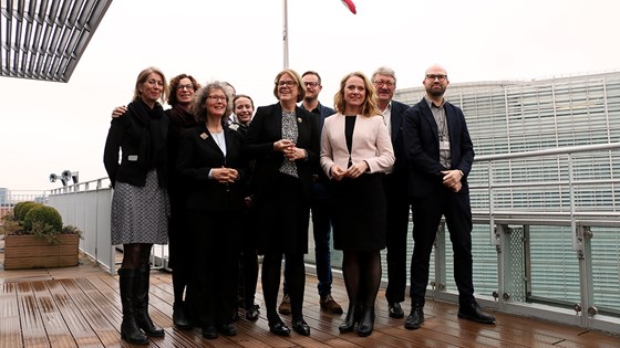 Arbeids- og sosialminister Anniken Hauglie og Norges ambassadør til EU, Oda Helen Sletnes, sammen med representanter for KS, LO og NHO utendørs i Brussel. 