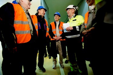 Steven Chu og Terje Riis-Johansen på kraftverket i Kvilldal. Foto: Stian Lysberg Solum / SCANPIX