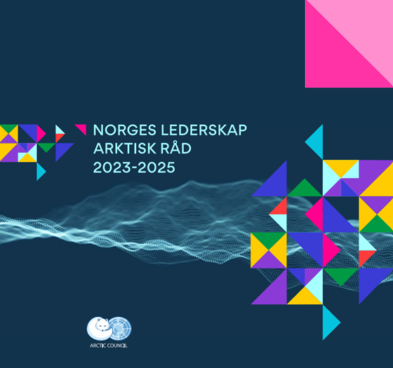 Bilde av forsiden til brosjyren om Norges lederskap i Arktisk råd. Mørkeblå bakgrunn med trekanter  i ulike farger