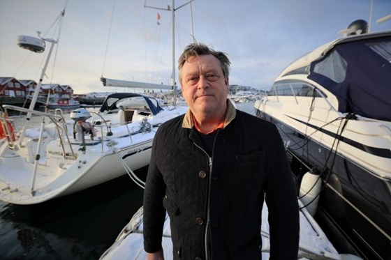 Portrett fiskeriministeren på båthavn