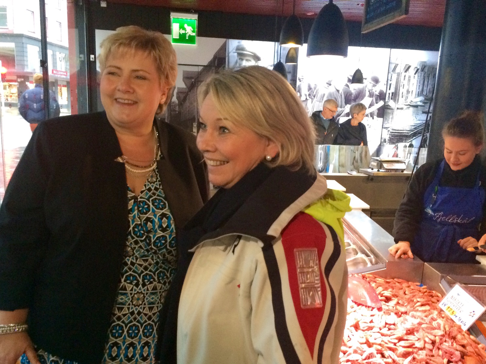 Statsminister Erna Solberg og næringsminister Monica Mæland på Mathallen i Bergen. (Foto: NFD)
