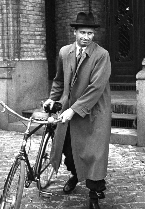 Jens Chr. Hauge med sykkelen sin utenfor Stortinget.