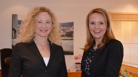 Ny leder i Kulturrådet Tone Hansen og kulturminister Linda Hofstad Helleland.