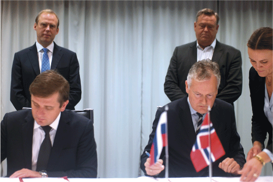 Figur 3.5 Delegasjonsleiarane Ilja Vasiljevitsj Sjestakov og Arne Benjaminsen ved underskrivinga av den norsk-russiske fiskeriavtalen for 2019
